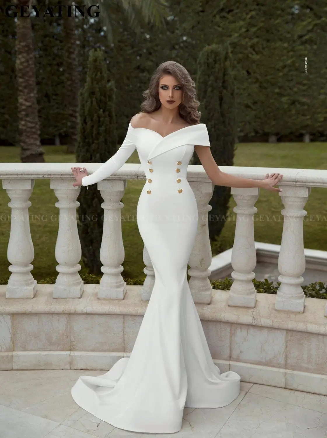 Elegante Lange Witte Mermaid Dubai Avondjurken 2020 Off de Schouder Een Mouw Arabisch Prom Dress Knoppen Formele Partij Jassen Elegante Lange Witte Mermaid Dubai Avondjurken 2020 Off de Schouder Een Mouw Arabisch Prom Dress Knoppen Formele Partij Jassen
