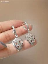 

2022 Personality sweet cool strawberry earrings heart hollow diamond earrings simple and cool style female earrings