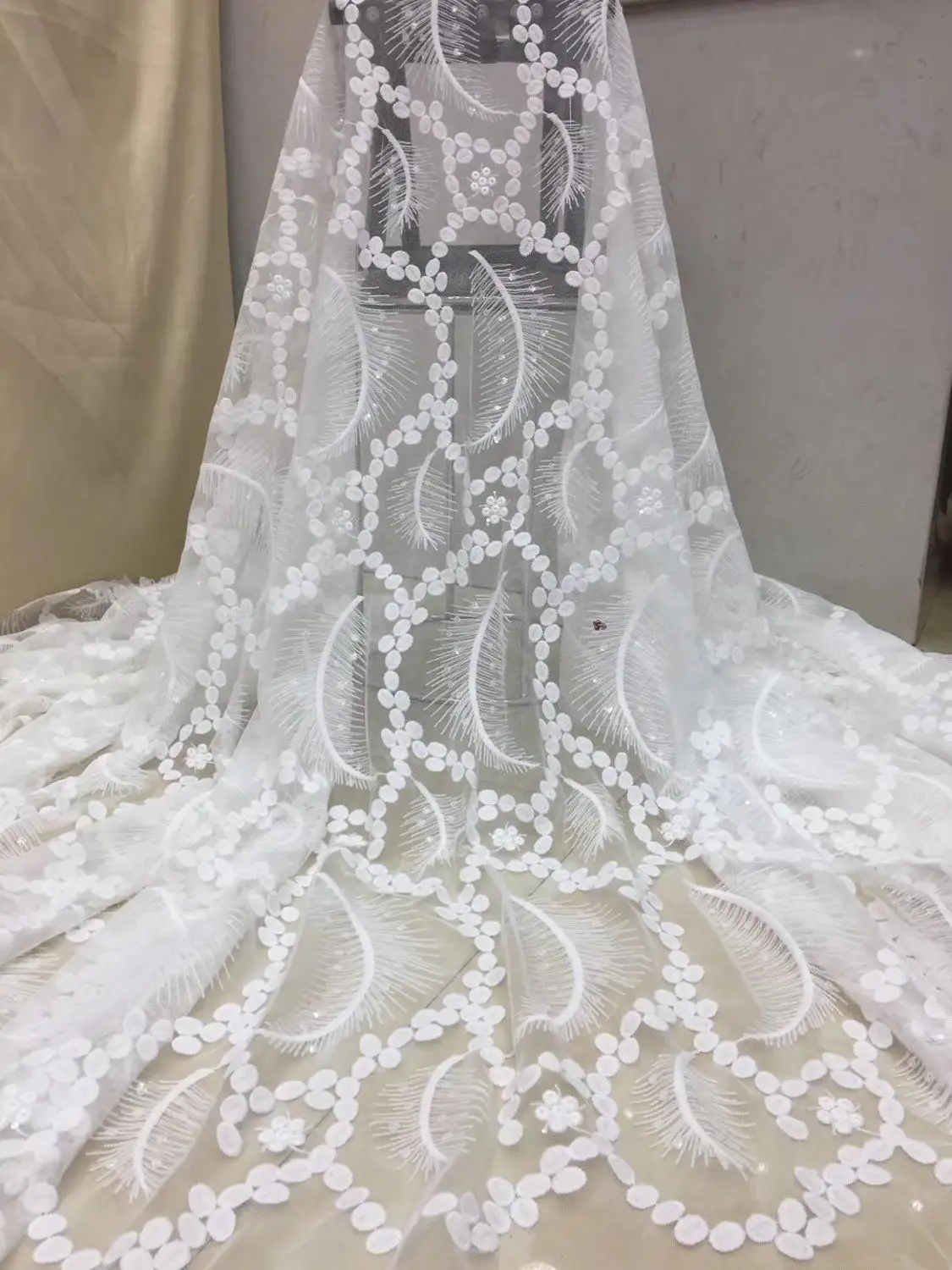 

Sequined Embroidered Net Lace Fabrics 2019 Classical Design African Guinea Sequins Wedding Mesh Prom Dresses Sewing ZP1143-5