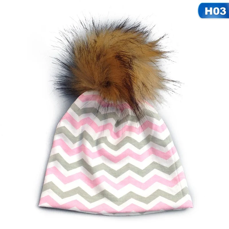 Милые зимние хлопковые шапки для маленьких детей, вязаные крючком шапки для мальчиков и девочек, шапочки с помпонами и принтом