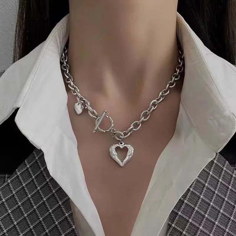 Kpop Black Heart Necklace French Metal Love Clavicle Chain Korean Simple Female Short Pendanklace Female Short Pendant for Women 