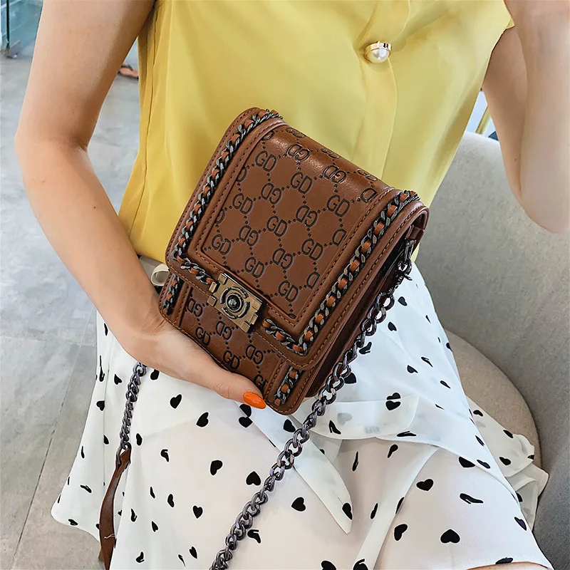 

Xiao Xiang Feng Embossed Postman Bag in Summer 2019 New Multicolor Pew Soft Top Leaning Cross Bag for Women
