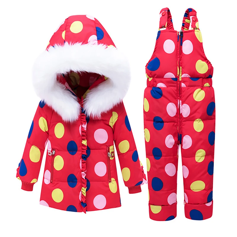 Зимний комплект с пуховиком для малышей, коллекция года, модный теплый зимний костюм на утином пуху для маленьких девочек, куртка с капюшоном+ комбинезон для малышей комплект из 2 предметов - Цвет: Красный