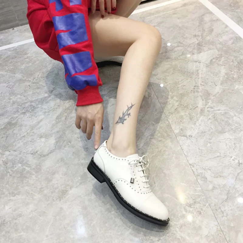 Zapatos De Mujer; женская обувь на плоской подошве; женская обувь с заклепками; женская обувь на плоской подошве со шнуровкой; chaussures femme; лакированная кожа; sapato feminino