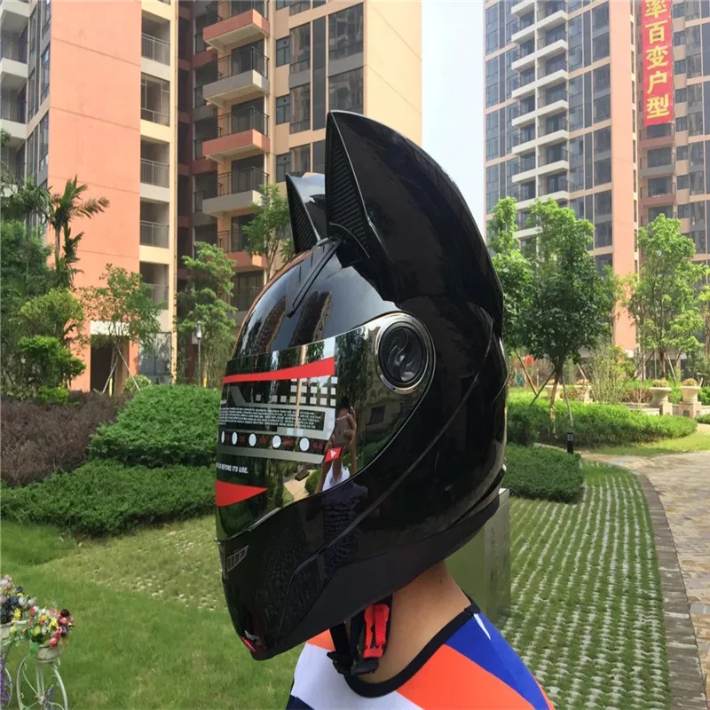 

motorcycle helmet, can not be so ordinary. Ice cream with a pair of cat ears, cool, but also with a lovely mark
