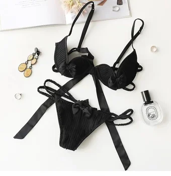 

Temperament and interest clothing Three-point sexy bra set with black lace petals lingerie sexy half cup bra