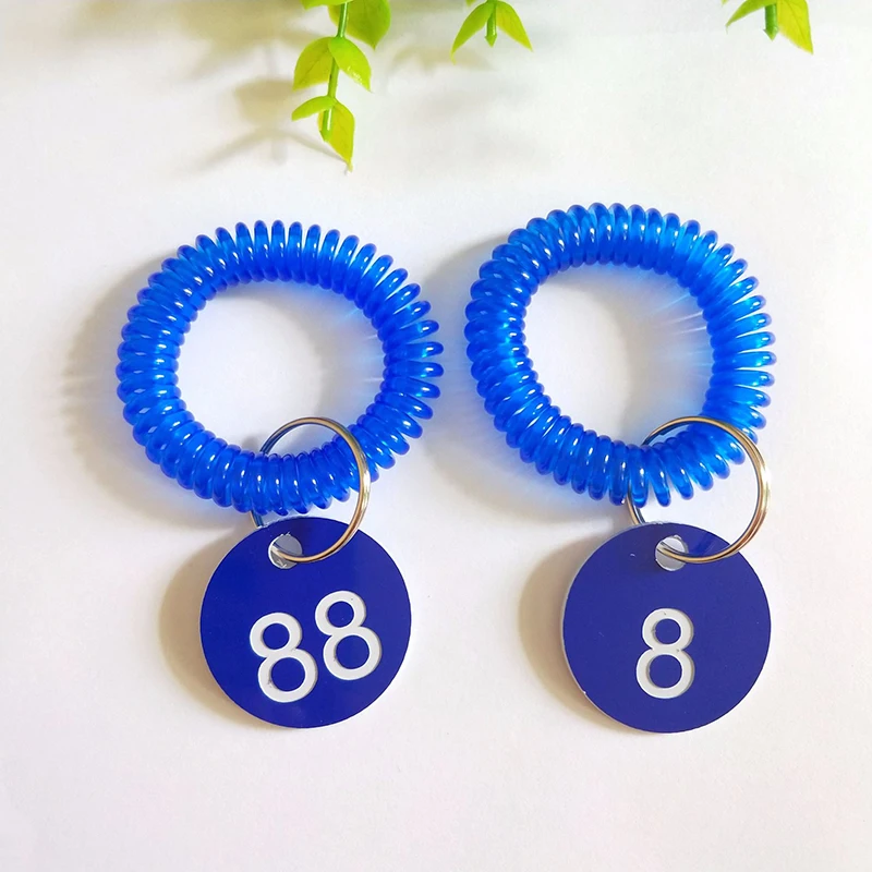 clear blue Meetee 100 шт цветной пластиковый диск с цифрами на запястье Пряжка для раздевалки тренажерный зал сауна плавательный клуб ID браслет карта крюк DY202 - Цвет: clear blue