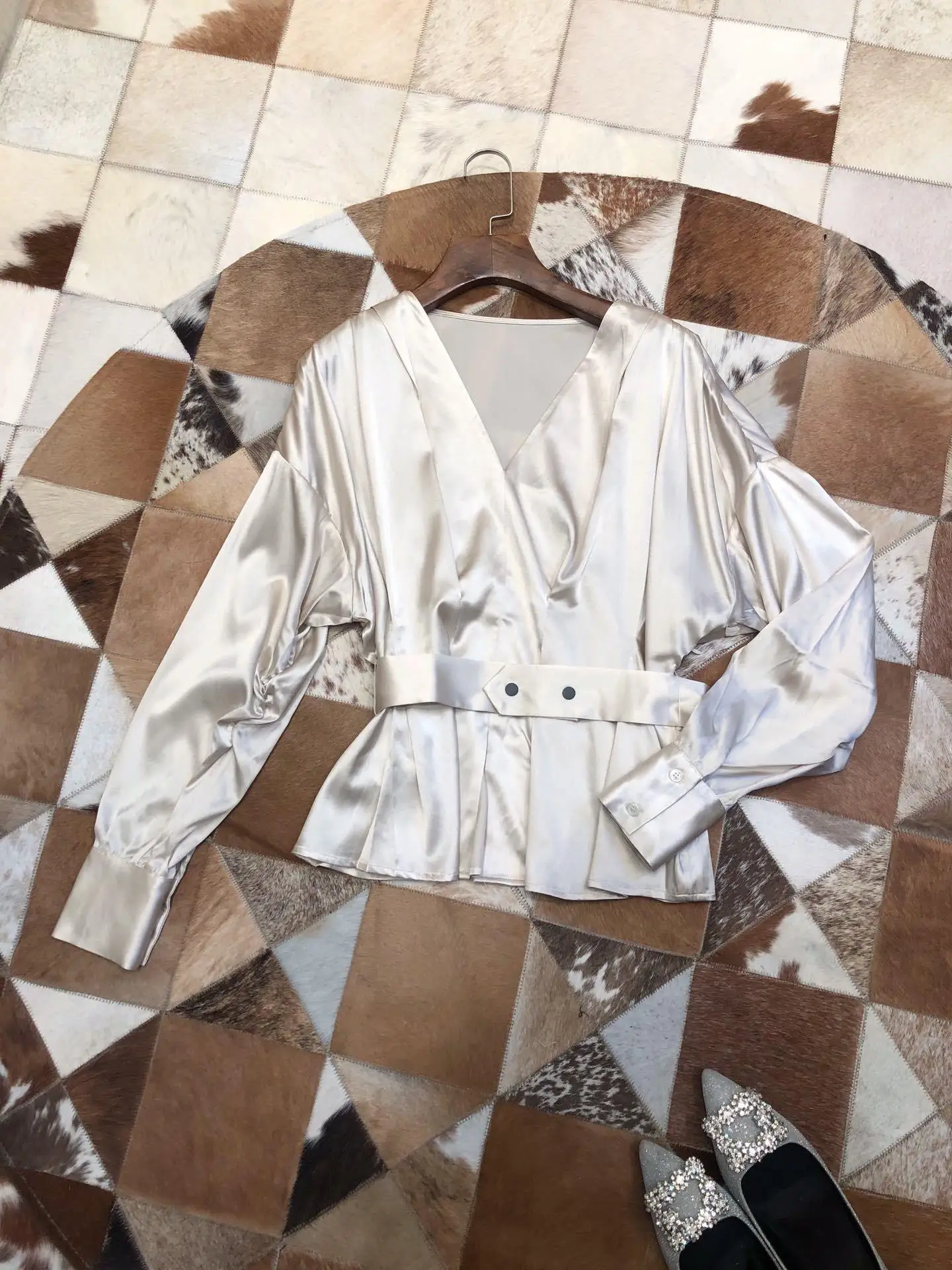 

2019 new ladies fashion sexy V-neck silk long-sleeved shirt 0730