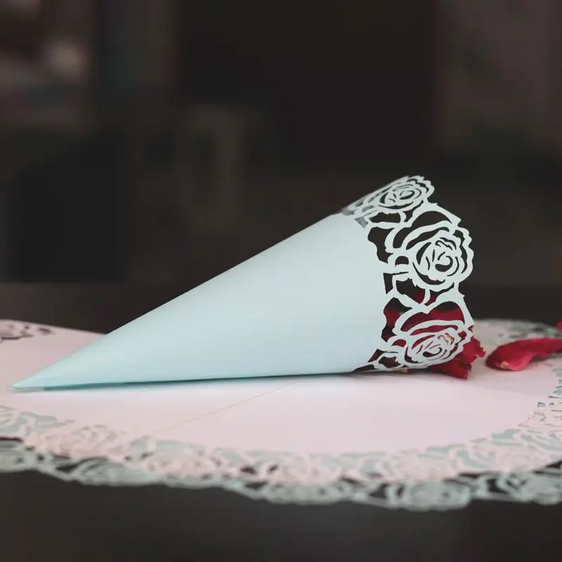 50 шт. лазерная резка розы Кружева укладка лепесток конфеты Свадебная вечеринка Сувениры конусы-конфетти бумага конус украшения поставки подарки E65B