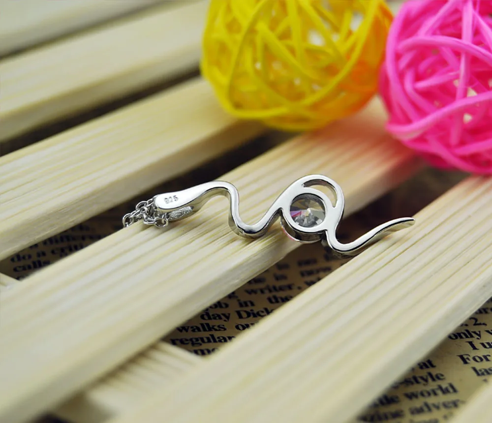 Демонстрация индивидуальных персонажей яркое посеребренное ожерелье в виде