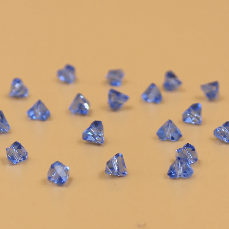 плоские бусины треугольной формы. хрустальные треугольники бусины. треугольные бусины. треугольные бусины. стеклярус треугольниковые.