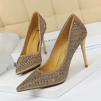

2020 Spring New Women Classics Pumps Fashion Sexy Dress Bling White Wedding Party Shoes Thin Heels Crytal Rivet High Heels Mujer