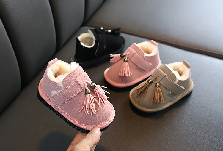 Детская зимняя обувь; утепленные плюшевые ботинки для малышей; нескользящие теплые короткие ботинки для маленьких девочек с мягкой подошвой; очень мягкие бархатные ботинки для новорожденных