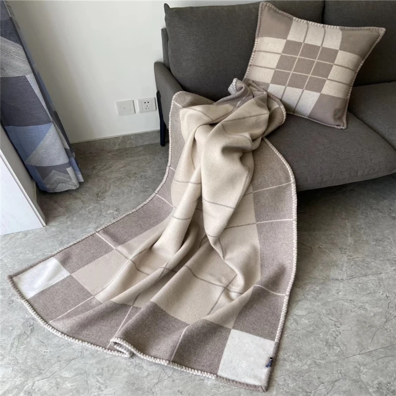 European-and-American-aristocratic-luxury-thickening-H-blanket-1520-gram-chamomile-color-air-conditioning-sofa-aircraft