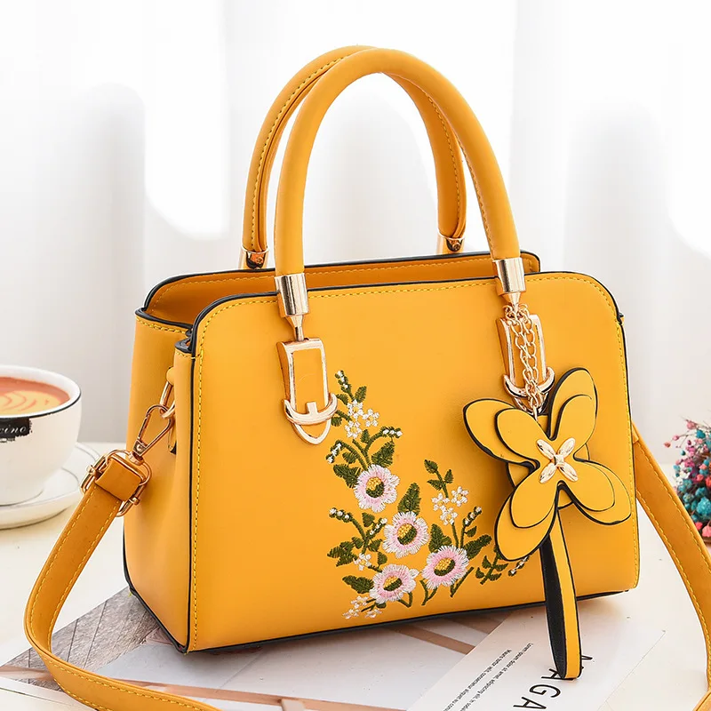 2022 New Lady Handbag Brand Designer Messenger Bag Embroidered Flower