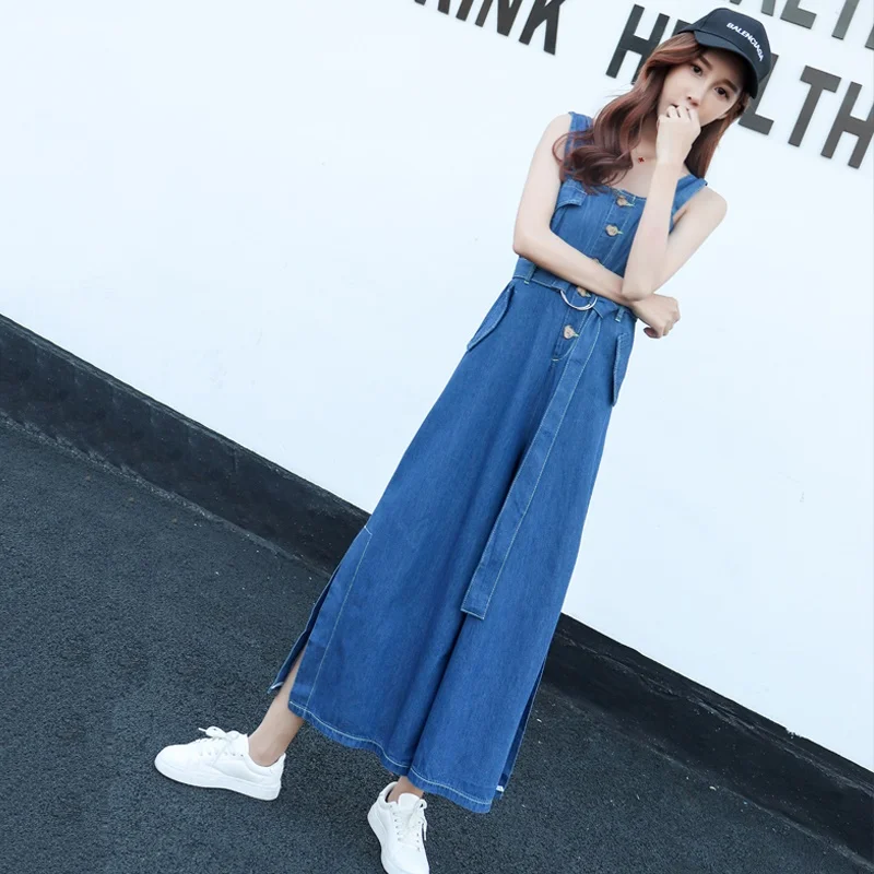 Женский джинсовый комбинезон с широкими штанинами и поясом на пуговицах спереди