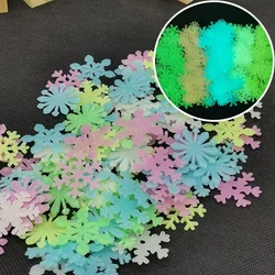 Autocollants muraux lumineux flocon de neige, 50 pièces, décalcomanies scintillantes dans la nuit, pour chambres d'enfants et bébés, décoration de noël pour la maison 