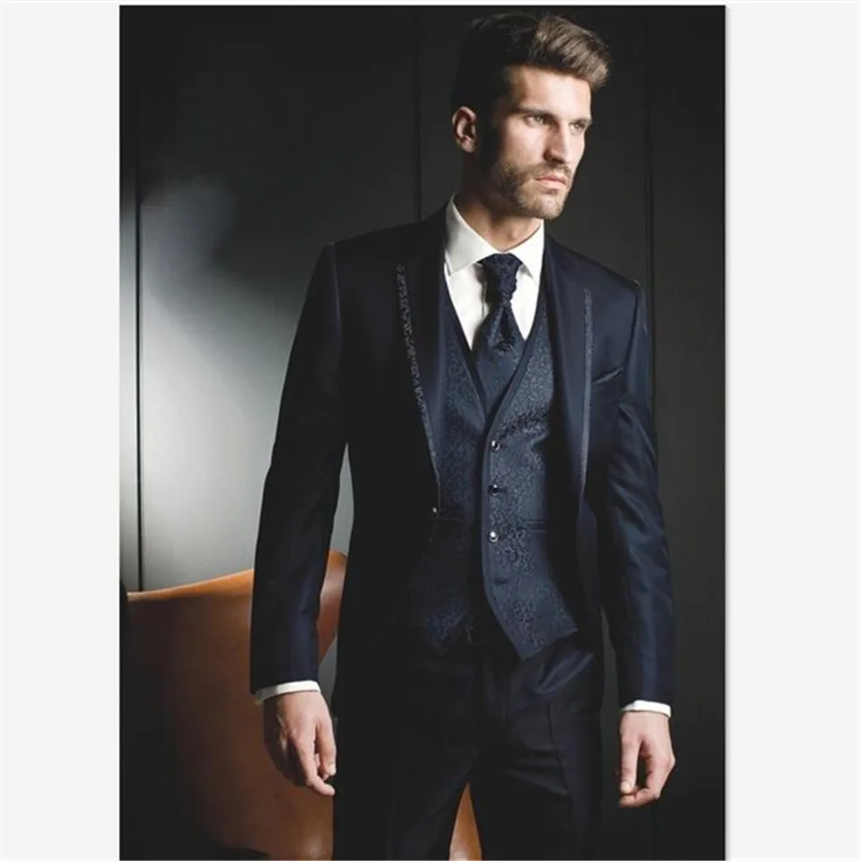 

Latest Designs Black Men Suit Embossed Formal Dapper Custom Made Wedding Mens Suits 3 Pieces (jacket+Pants+vest) Floral Blazer