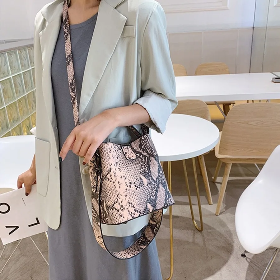 Casual Wide Strap Women's Messenger Bags for Women Large-capacity Pu Leather Lady Shoulder Bags Fashion Serpentine Bucket Bags