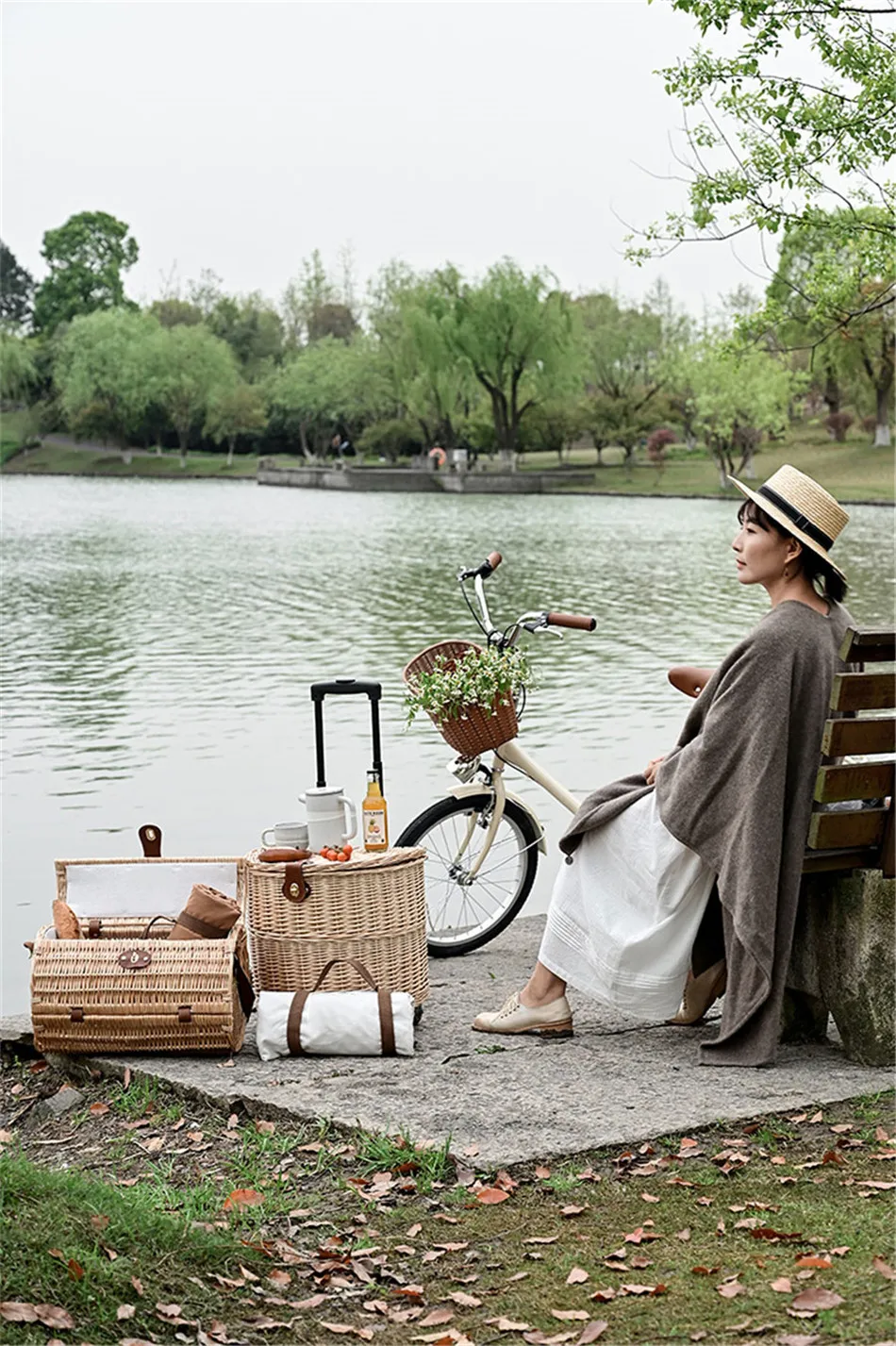 Rattan Trolley Picnic Basket Natural Wicker Weaving Lunch Baskets Wheels Family Outing Trip Picnic Bento Storage High Capacity