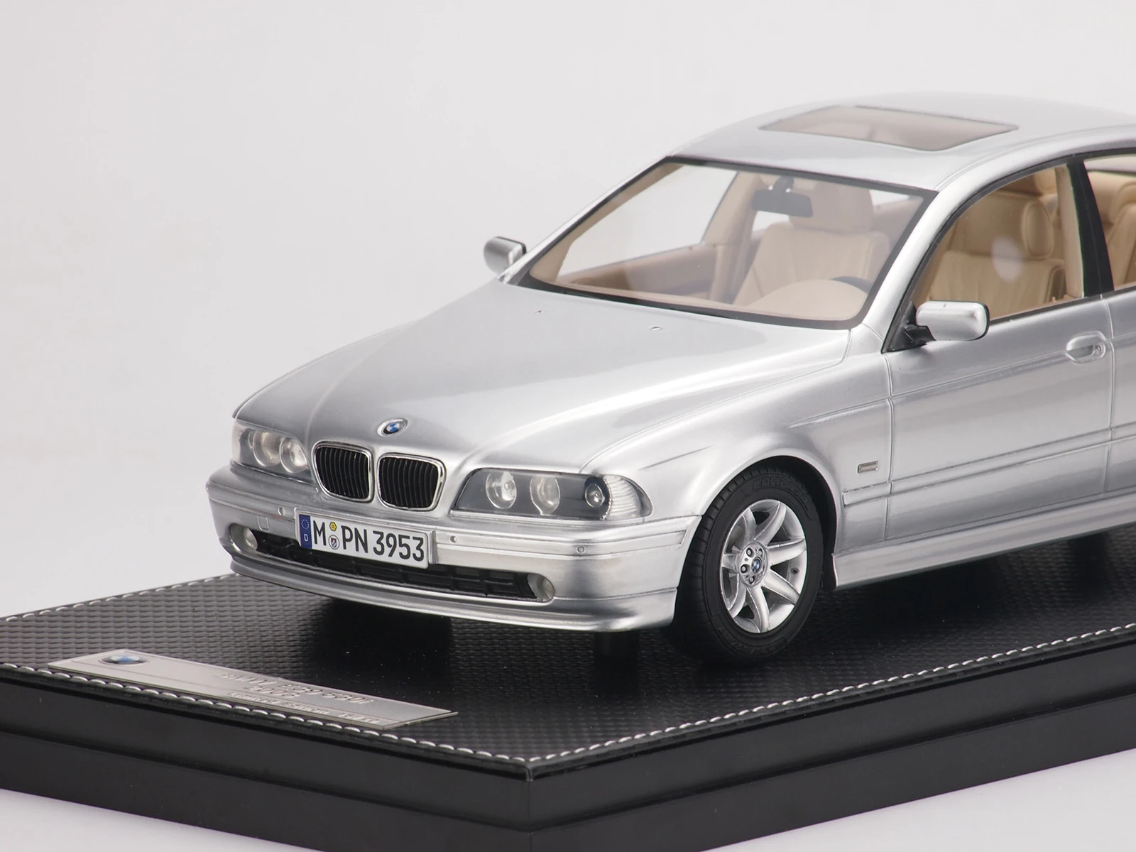 Original Factory 1:18 BMW E39 530i 
