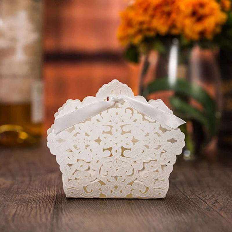 100 pieces/lot) Wedding Decoration Chocolate Box Navy Blue Candy Box Laser Cutting Red Gold Gift Box For Wedding Favors CT011