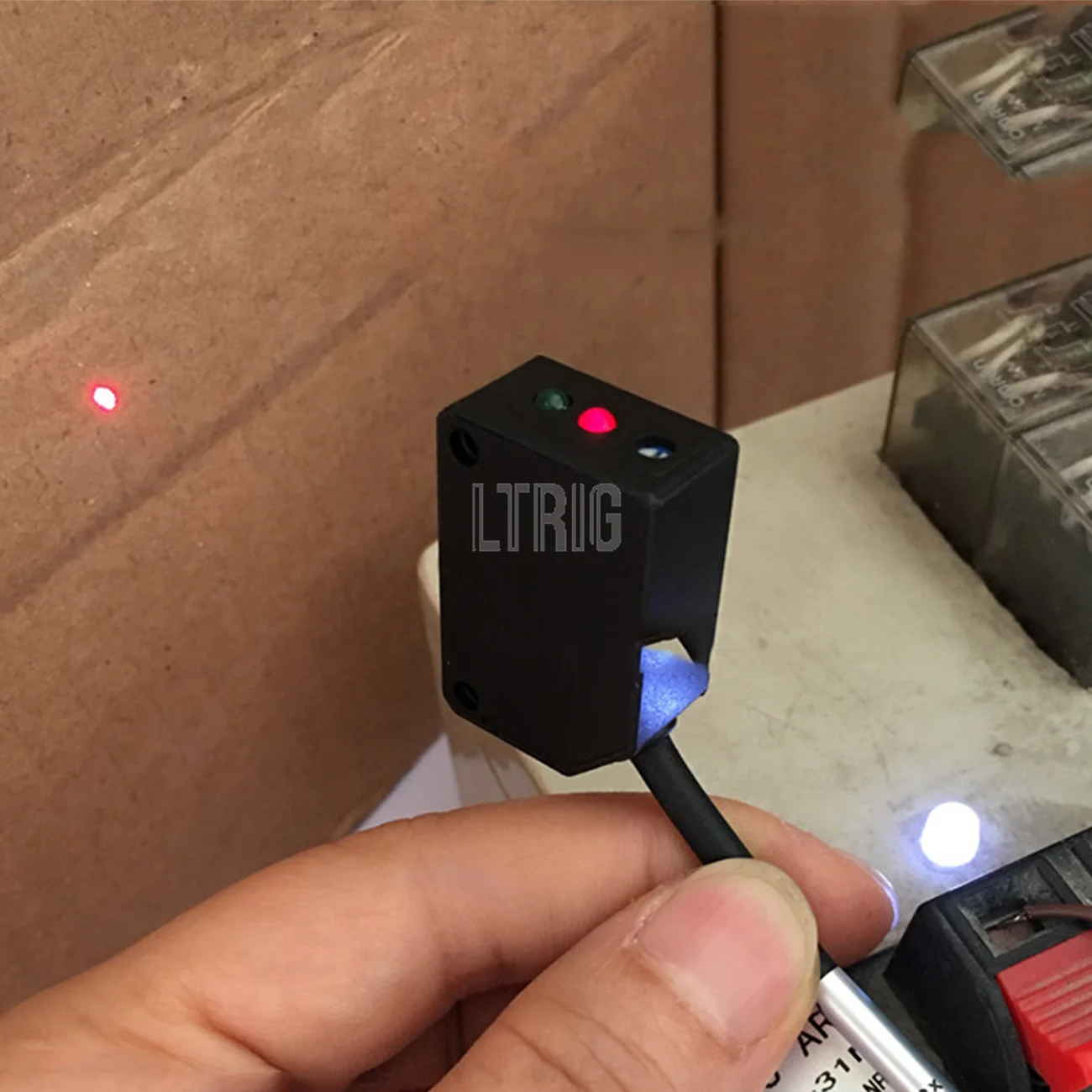 

LTRIG индивидуальный 1 шт. лазерный переключатель с инфракрасным датчиком расстояния 200-300 мм PNP диффузный инфракрасный Видимый 24 В постоянного тока