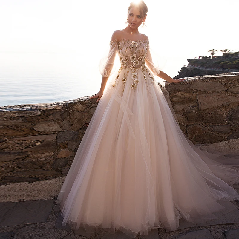 Платье свадебное кружевное с цветочной аппликацией рукавом 3/4 и открытой спиной |