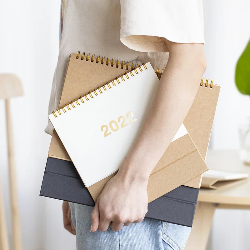 Рисунок 2 - Новинка 2022, милые календари с золотыми звеньями