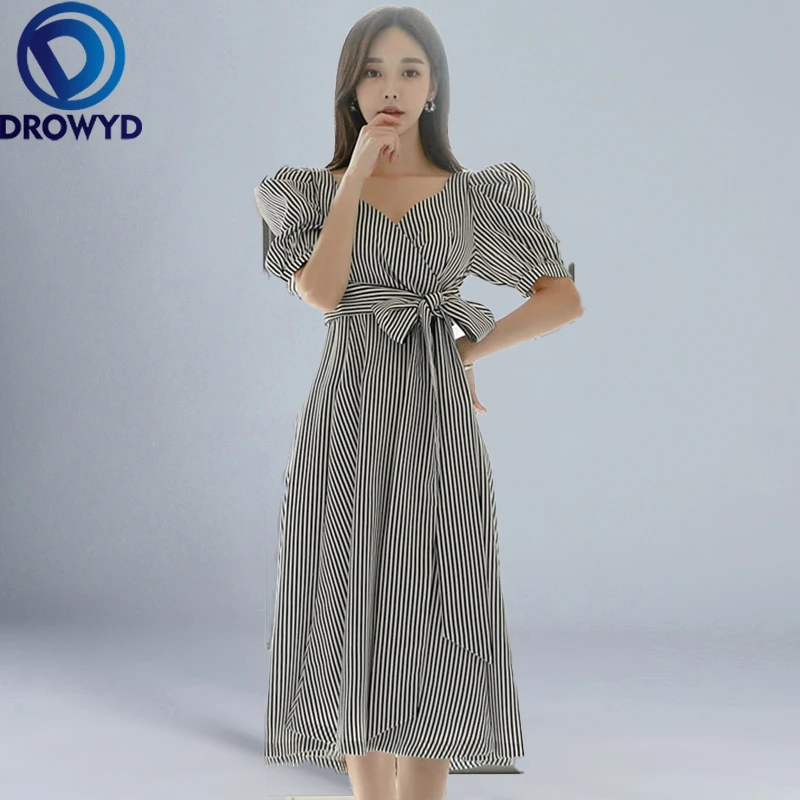 Женское платье-миди в полоску с V-образным вырезом и коротким рукавом | Женская