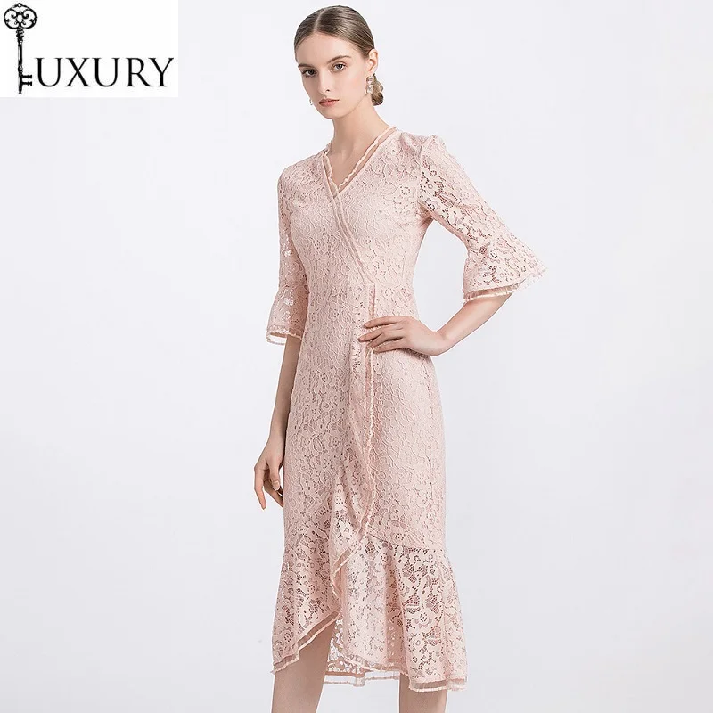 Женское кружевное платье русалка черное или розовое ажурное средней длины с V