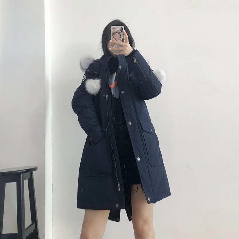 Канада ножницы зимние отсегиваемый капюшон большой меховой воротник yan wei kuan и меховыми помпонами средней длины тонкая пуховая куртка Для женщин