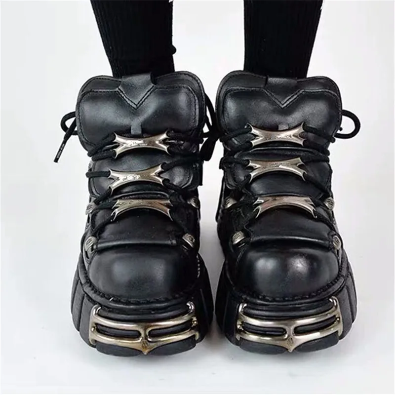 Mabaiwan/Черные Зимние ботильоны; обувь на плоской подошве со шнуровкой и металлическим украшением из микрофибры; Женская обувь в стиле милитари для верховой езды; botas mujer