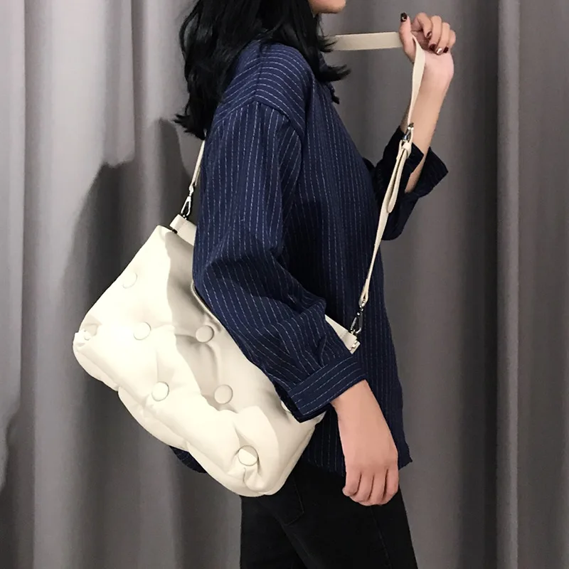 

2019 creative new pillow bag PU solid color women's slung shoulder bag European style large bag