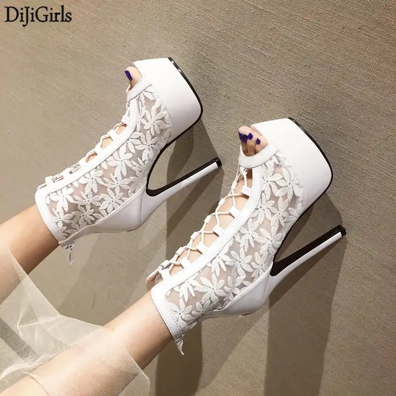 黒の靴 14 センチメートルクロスストラップのかかとの夏のサンダル