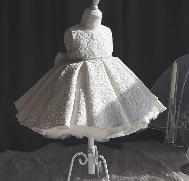 Летнее платье для новорожденных; vestido infantil; платье для крещения; белое кружевное платье с бусинами для маленьких девочек; пышные платья принцессы для первого дня рождения