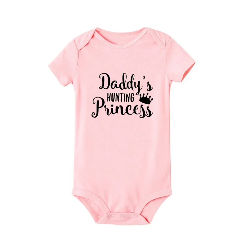 Детское боди с надписью «Daddy's Hunting Princess», Одежда для новорожденных, хлопковая одежда с короткими рукавами и принтом для детей 0-18 месяцев - Цвет: Розовый