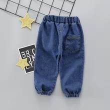 Детские джинсы; коллекция года; сезон весна; для мужчин и женщин; детские шаровары с милыми маленькими заплатками; модные детские брюки свободного кроя