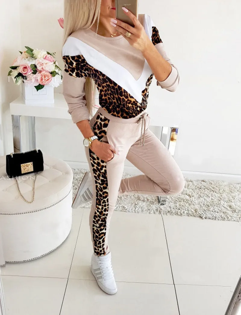 Conjunto abrigo feminino com estampa de oncinha,