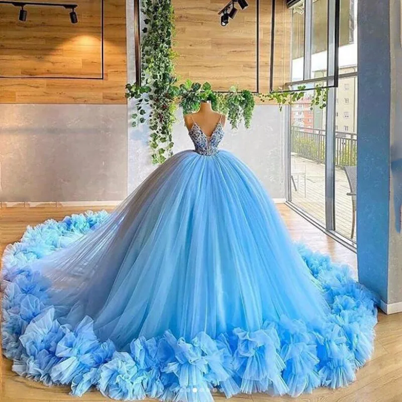 

Light Sky Blue Ball Gown Prom Dresses Spaghetti V Neck Ruffles Tulle Sweep Train Evening Gowns Robe De Soiree For Photograph