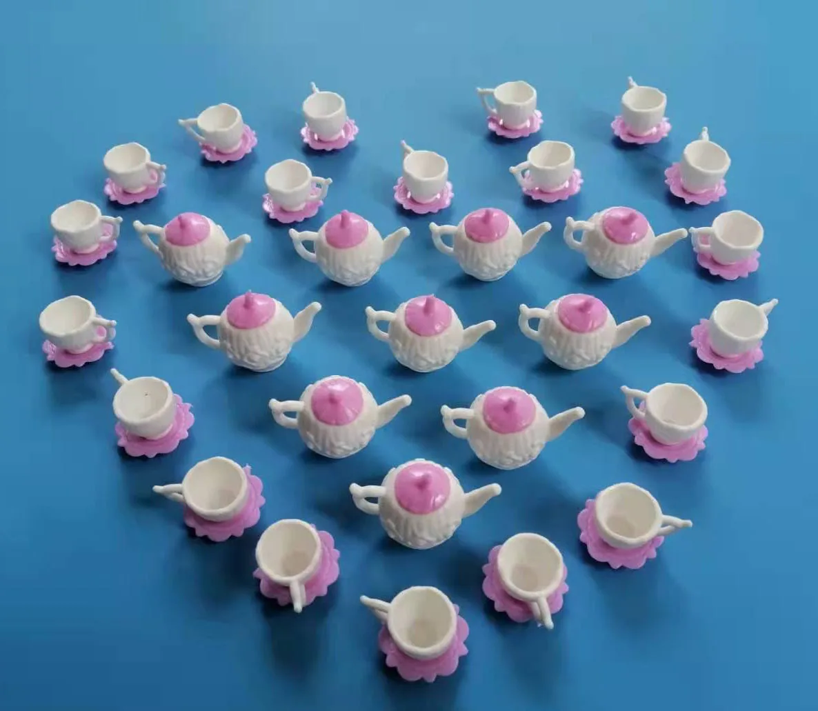 Beilinda Toys Plastic Toys  Mini Tea-pot and Tea Cups 10 Tea-pots and 20 Tea Cups In One Lot 2 Colour Available