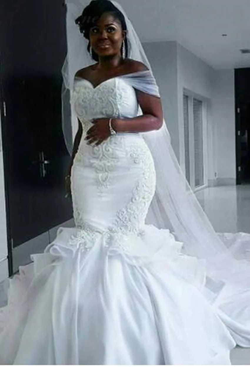 Чисто белое атласное винтажное свадебное платье русалки с кружевной вышивкой