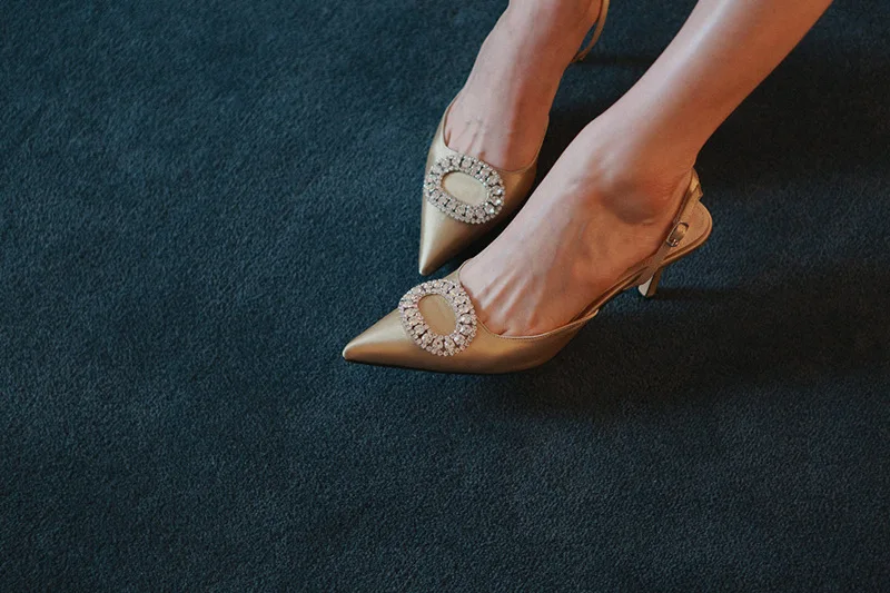 Модные женские туфли с острым носком и ремешком сзади Вечерние туфли на высоком каблуке туфли-лодочки на тонком каблуке 6 см/8 см/10 см с ремешком с пряжкой - Цвет: 6cm gold