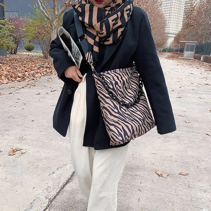 2020 New Zebra Pattern Bucket Bag with Chain Women High-quality Flannel Handbag Classic Trend Lady Solid Color Shoulder Bags Sac
2020 New Zebra Pattern Bucket Bag with Chain Women High-quality Flannel Handbag Classic Trend Lady Solid Color Shoulder Bags Sac