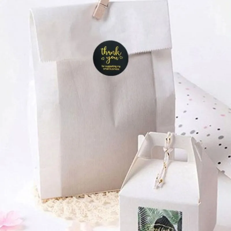 Rollo de 500 Uds. De bolsa de papel dorado y plateado en negro con sello adhesivo engomado
