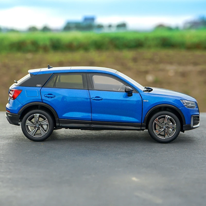 Фабричный 1:18 Литой Сплав модель внедорожника все новые Audi Q2L литая модель автомобиля с маленьким подарком