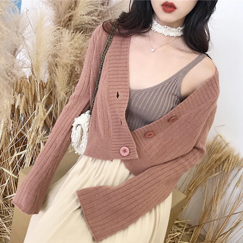 Женский вязаный кардиган на пуговицах с глубоким v-образным вырезом укороченный