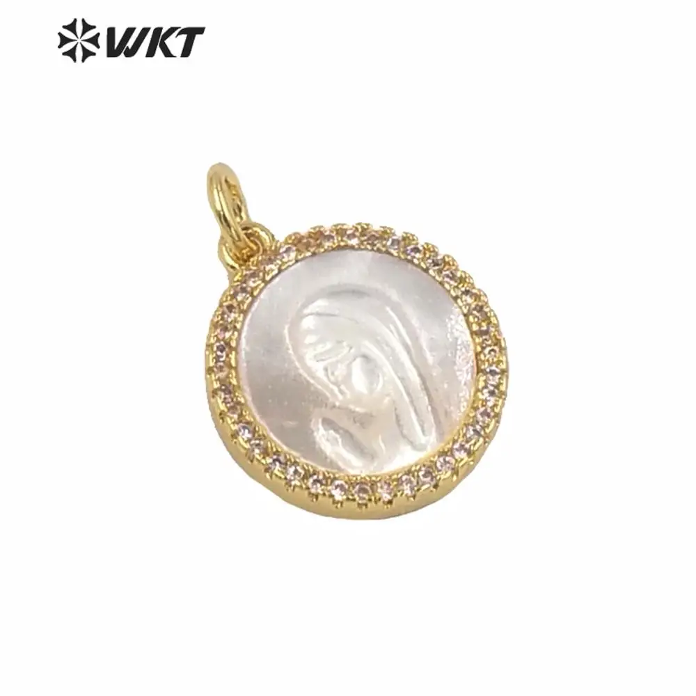 

WT-MP165 Wholesale Hand Make Carved Mother Of Pearl White Shell Beauty Girl Pendant Gold Round Tiny Charm Fashion Accessories