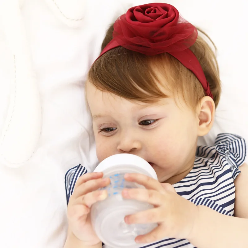 Детская Цветочная повязка на голову ручной работы из ткани с кружевом и красным цветком; эластичная повязка на голову для малышей; аксессуары для детей; повязка на голову для маленьких девочек