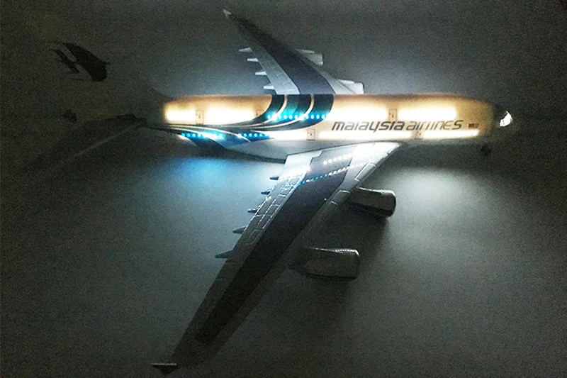 1/160 масштаб смолы Голосовое управление СВЕТОДИОДНЫЙ самолет Airbus A380 с светодиодный свет 46 см игрушка в виде самолета Дети подарок для коллекции